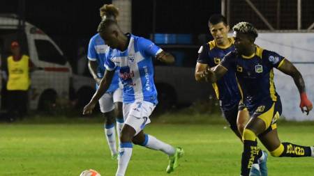 LLUVIA Y MUCHOS GOLES || Delfín rescató un empate ante Manta en el clásico manabita